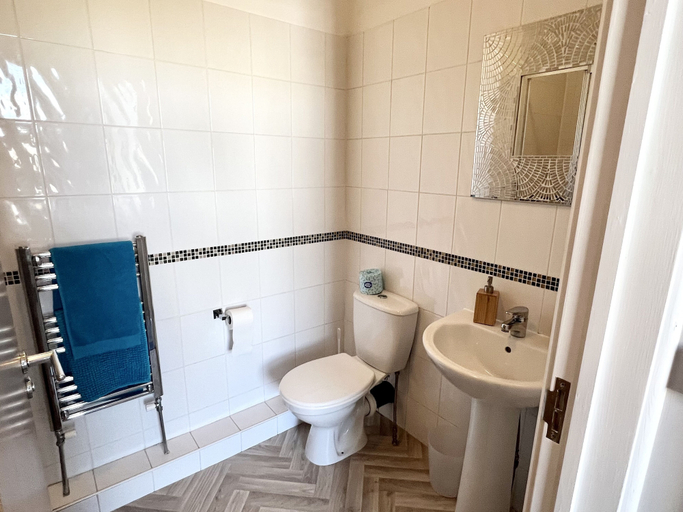Bathroom 4, Between the beach and the shops, Portsmouth