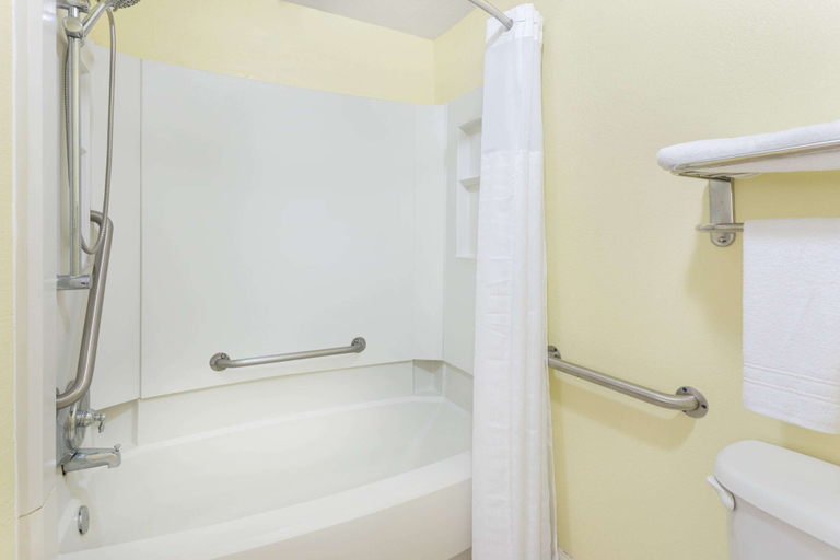 Bathroom 4, Super 8 By Wyndham Kingsland I-95/Naval Base Area, Camden