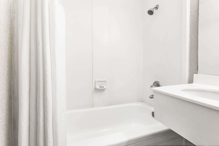 Bathroom 4, Travelodge by Wyndham La Grande, Union