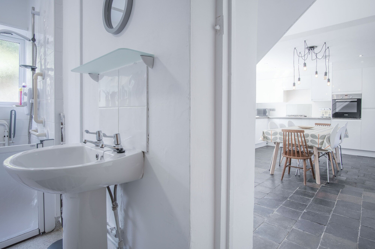 Bathroom 4, Ty Golau - 3 Bed Holiday Home - Pembroke, Pembrokeshire