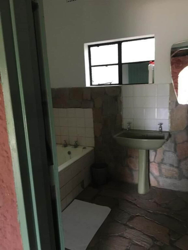 Bathroom 5, Nyangombe Backpackers, Kwekwe