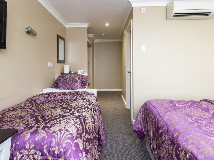 Bedroom 4, Stuart Hotel, Luton