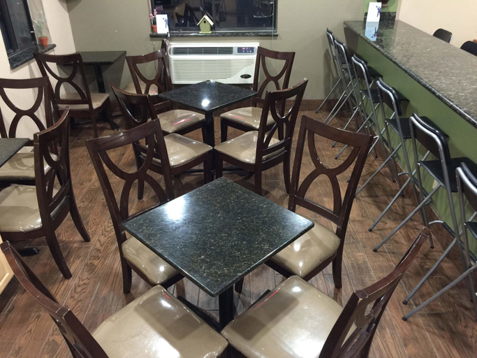 Food & Drinks 5, Super 8 by Wyndham Cedar City, Iron