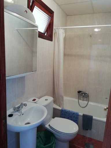 Bathroom 2, Pension Porto Carral, A Coruña