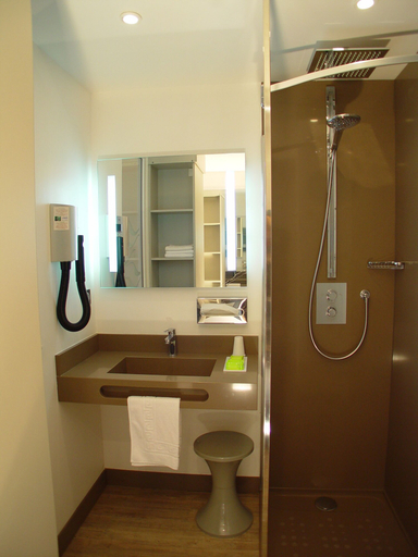 Bathroom 3, Le Clos Cerdan, Pyrénées-Orientales