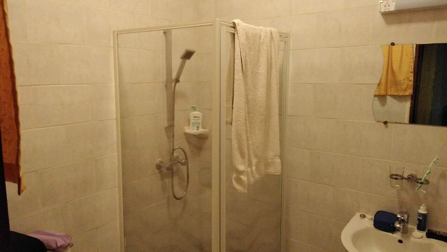 Bathroom, Seaview Gardens Hotel, Kombo Saint Mary