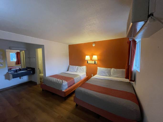 Bedroom 3, Travelodge by Wyndham Brattleboro VT, Windham