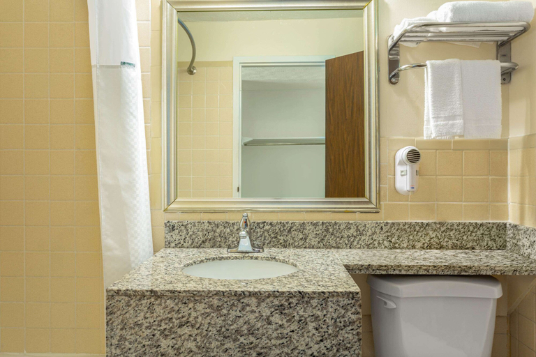 Bathroom 4, Days Inn by Wyndham Breezewood, Bedford