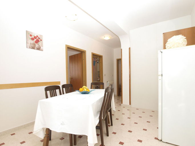 Others 5, Apartment 1965, Pula