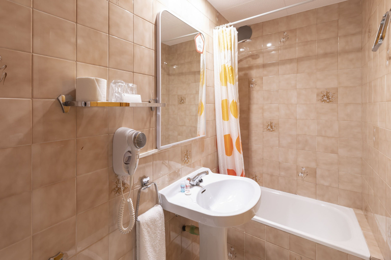 Bathroom 4, Hostal Montserrat, Barcelona