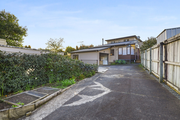 Exterior & Views 2, Spacious Family Home - Backyard-Mt-Views, Waitakere