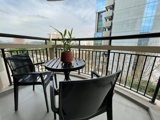 Exterior & Views 27