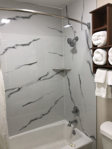 Bathroom 4, Quality Inn Cameron, Milam