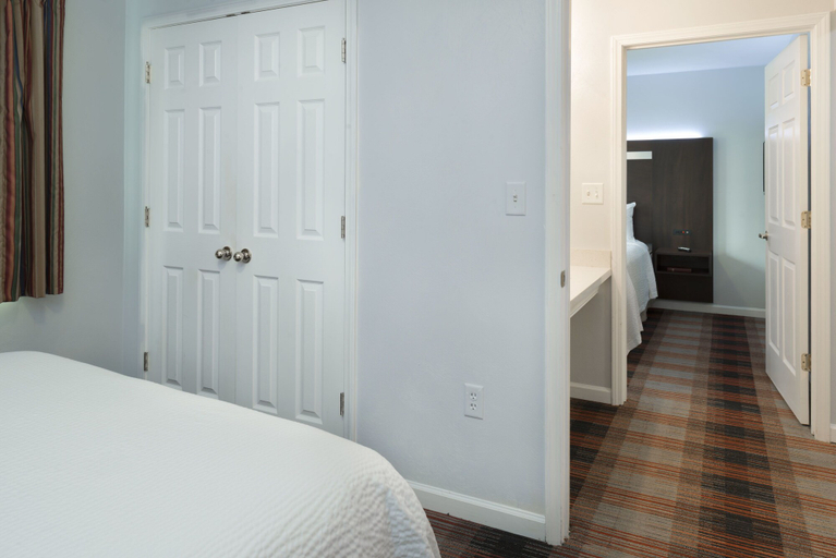 Bedroom 3, Luxbury Inn & Suites, Blount