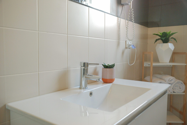 Bathroom 4, Brunswick Tower Hotel, Melbourne