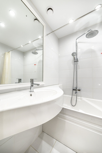 Bathroom 5, Hotel Brighton, Northern