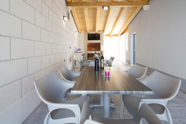 Food & Drinks 5, The Seasons Residence, Dugi Rat