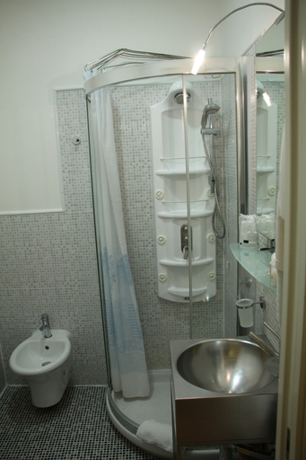 Bathroom 4, Hotel Tiepolo, Venezia