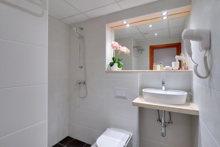 Bathroom 4, Hotel Komodor, Dubrovnik