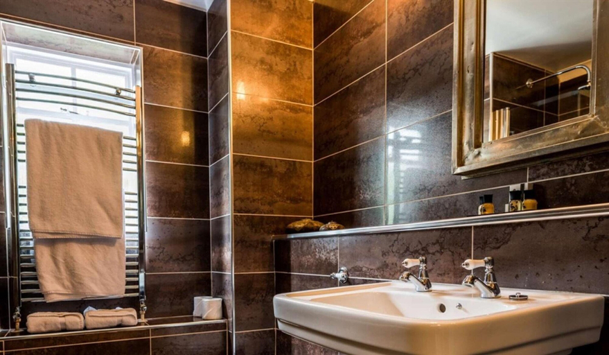 Bathroom 4, Elephant Hotel, Reading