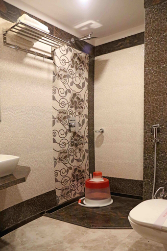 Bathroom 3, Hotel Varanasi Inn, Varanasi
