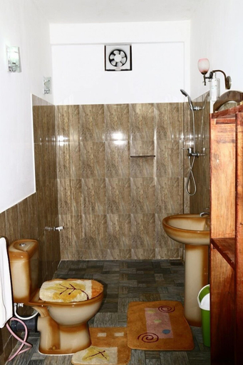 Bathroom, Mihini hotel, Hingurakgoda