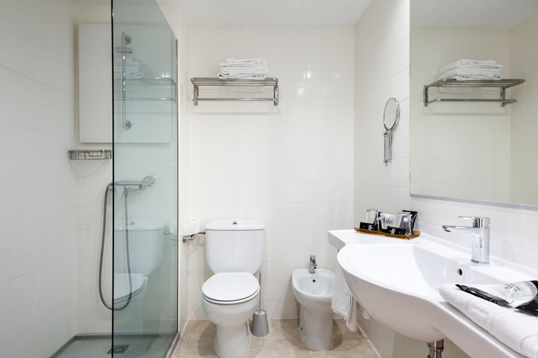 Bathroom 5, Evenia Olympic Resort, Girona