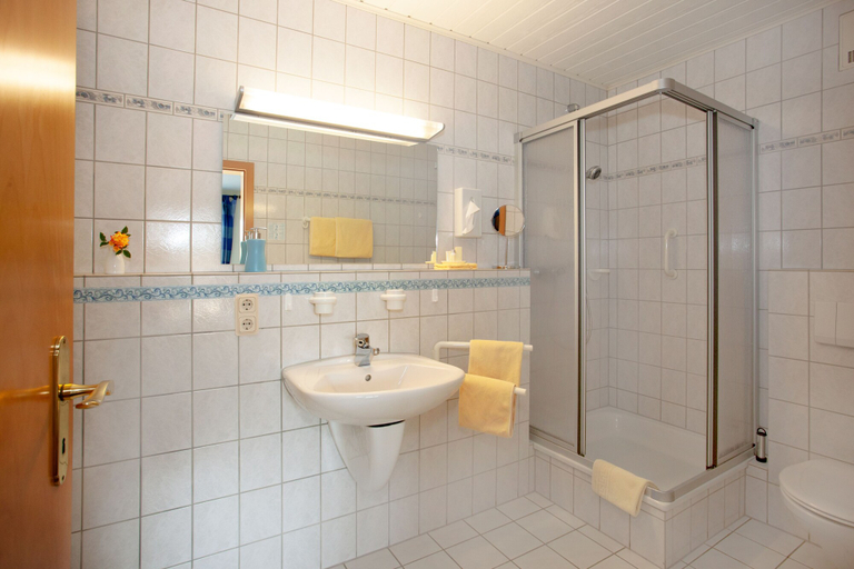 Bathroom 4, Moselhotel Weinhaus Simon, Bernkastel-Wittlich