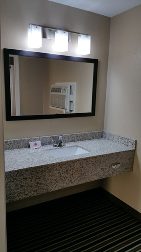 Bathroom 4, Westbridge Inn and Suites, Henry