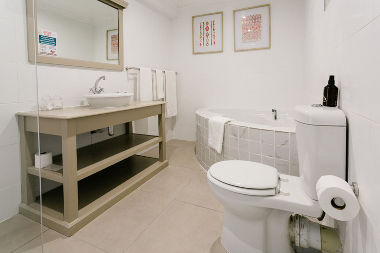 Bathroom 4, Mont d'Or Clarens, Thabo Mofutsanyane