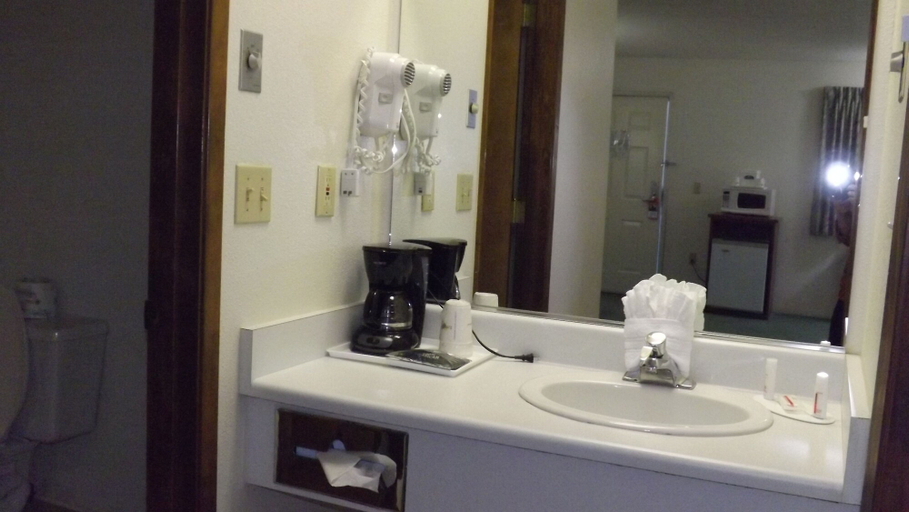 Bathroom 4, Howard Johnson by Wyndham Roseburg, Douglas
