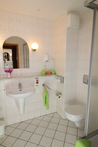 Bathroom 5, Hotel Weisser Schwan, Erfurt