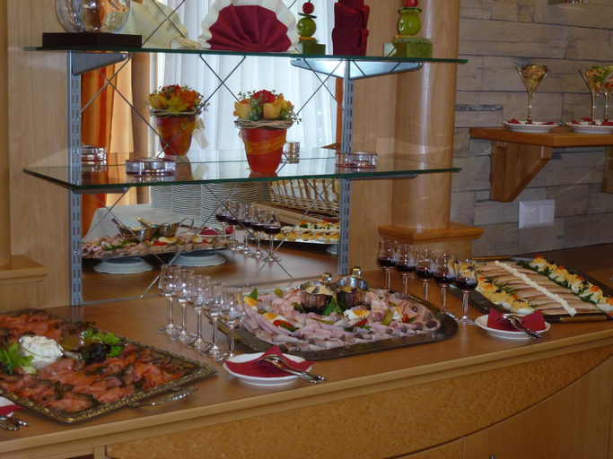 Food & Drinks 9
