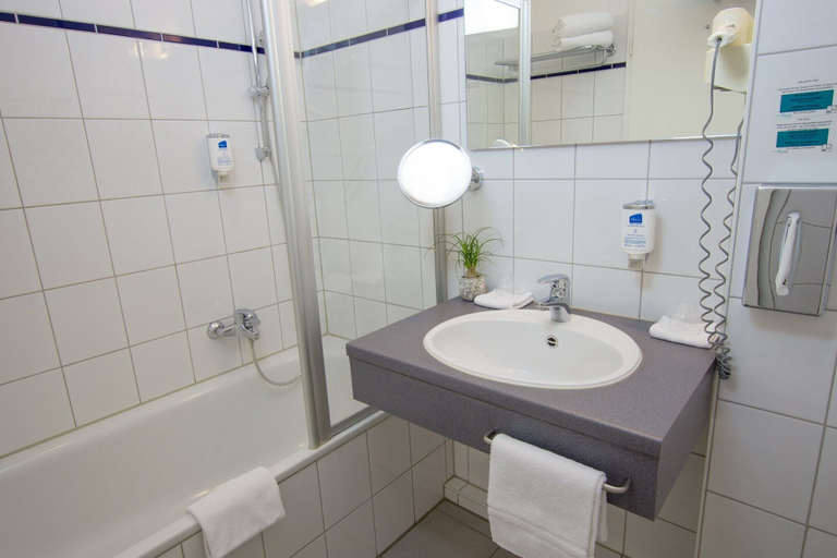 Bathroom 5, Hotel Rheinpark Rees, Kleve