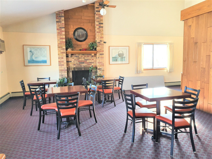Food & Drinks, AmeriVu Inn & Suites - Avon, Stearns