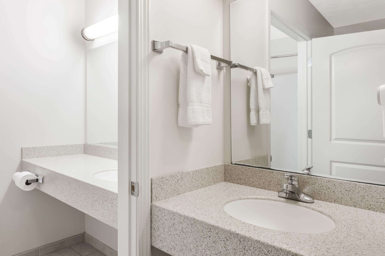 Bathroom 4, Days Inn by Wyndham Pentwater, Mason