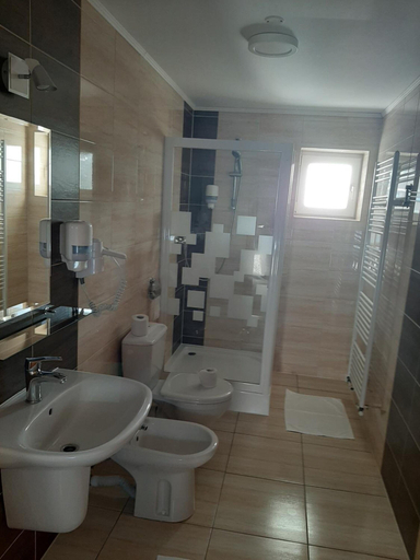 Bathroom 4, Hotel Toliar, Poprad
