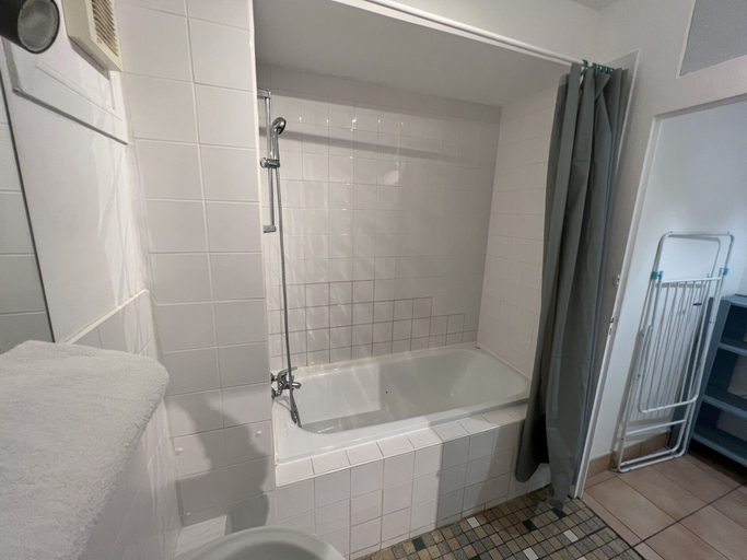 Bathroom 5, Domaine Les Granges, Charente-Maritime