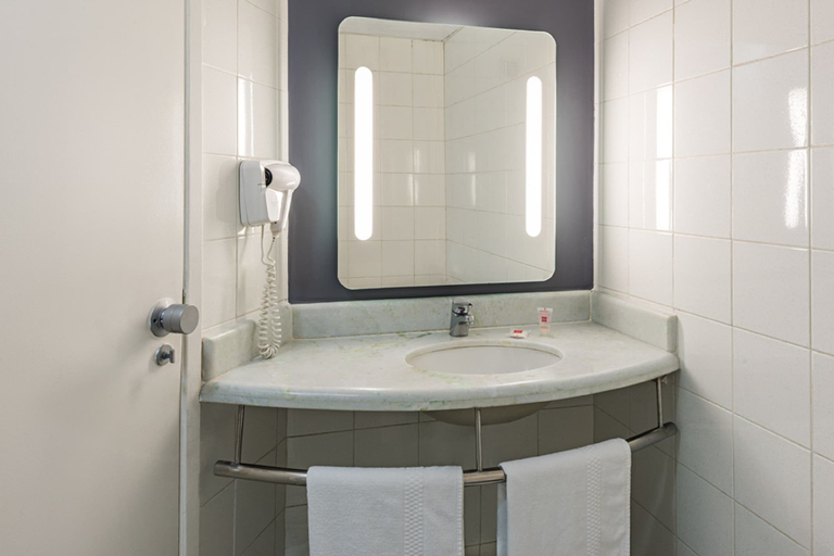 Bathroom 5, ibis Sao Jose dos Campos Colinas, São José dos Campos