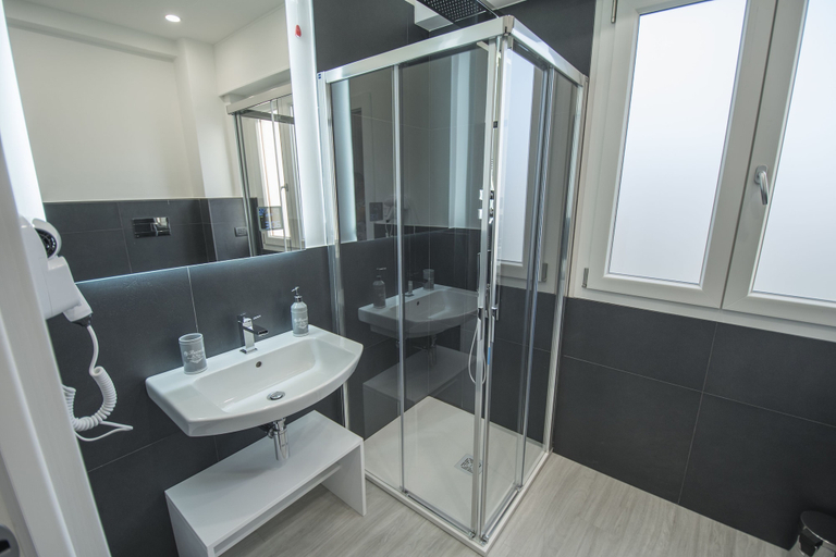 Bathroom 5, Diaz, Cagliari