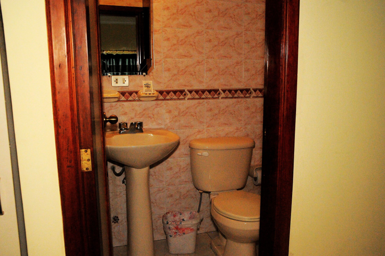 Bathroom 5, Colony Inn Hotel, Ambato