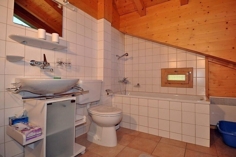 Bathroom 3, Harpa OG, Raron