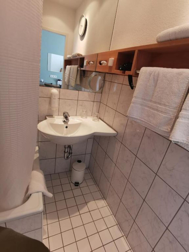 Bathroom 4, guestified. AYUNA Hotel, Düsseldorf