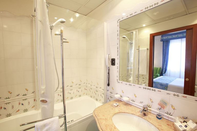 Bathroom 5, Hotel Firenze, Verona
