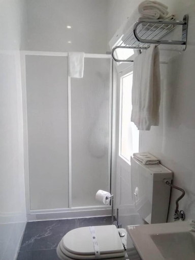 Bathroom 2, Casa Belmonte, Lisbon