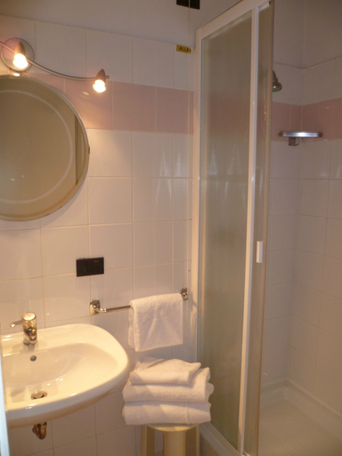 Bathroom 4, Hotel Vasari, Florence