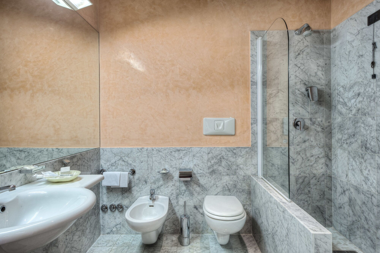 Bathroom 4, Hotel Petra, Roma