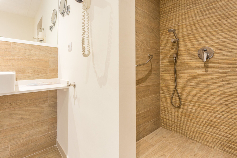 Bathroom 5, Globales Janeiro, Baleares