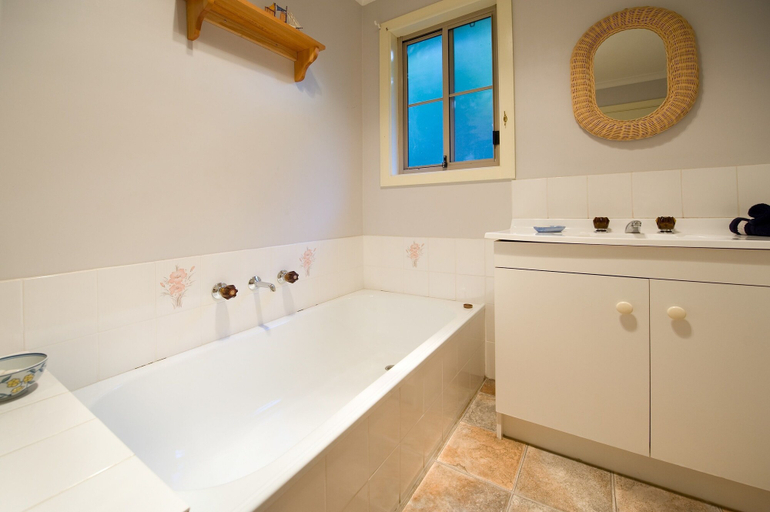 Bathroom, Springview, Hepburn - East