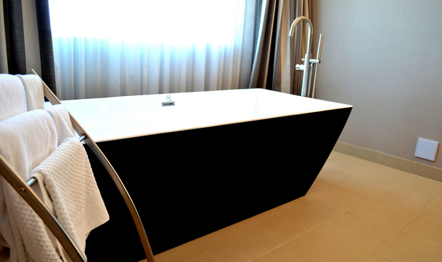 Bathroom 4, Hilton Winnipeg Airport Suites, Division No. 11